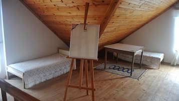 3 bedrooms, iron/ironing board, WiFi, bed sheets