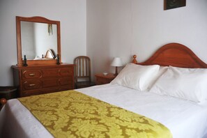 3 habitaciones, tabla de planchar con plancha, wifi y ropa de cama 