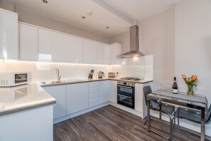 Deluxe Apartment, 1 Double Bed with Sofa bed | Private kitchen | Oven, dishwasher, coffee/tea maker, electric kettle - Silver Lining Charming Meadowbank Flat (Edinburgh)
