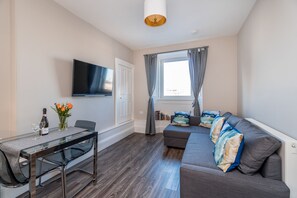 Deluxe-Apartment, 1 Doppelbett und Schlafsofa | Wohnbereich | Smart-TV