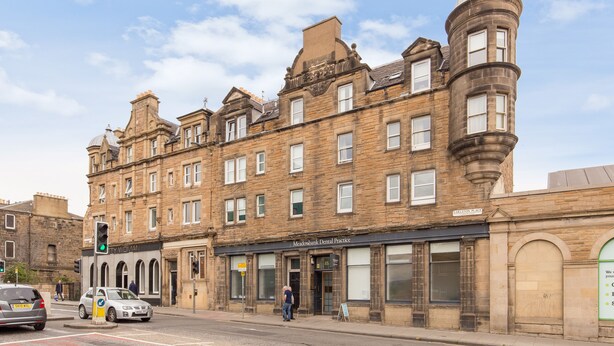 A historic building with multiple stories, a prominent corner turret, and a sign for Meadowbank Dental Practice. - Silver Lining Charming Meadowbank Flat (Edinburgh)