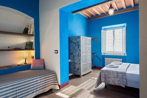 A bedroom with two beds, a wardrobe, a window with shutters, and a radiator. - Civicouno Campiglia B&B (Campiglia Marittima)