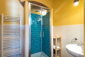 Kamar Double, 1 Tempat Tidur Queen, pemandangan laut | Shower kamar mandi