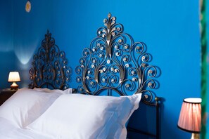 Habitación triple, varias camas | Sábanas de algodón egipcio y ropa de cama de alta calidad 