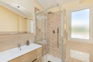 Exclusive Villa, 2 Bedrooms, Patio, Sea View | Bathroom - Aria di Vacanza - Villa Diamante (Olbia)