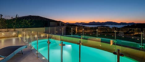 Piscine extérieure (ouverte en saison), chaises longues