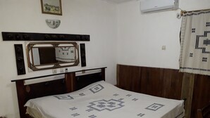 Superior Room, 1 Queen Bed, Courtyard View | Premium bedding, desk, blackout drapes, rollaway beds (surcharge) - Hotel Non-Stop (Korhogo)