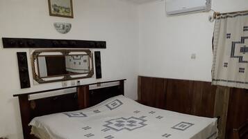 Superior Room, 1 Queen Bed, Courtyard View | Premium bedding, individually decorated, individually furnished, desk