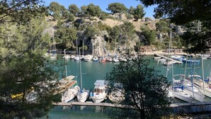 A marina with boats docked, surrounded by rocky terrain and trees. - L'ARENE Cassis Centre - T2 comfortable quiet 100m beach 4.5 kms calanques (Cassis)