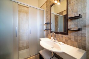 Double Room, 1 Katil Ratu (Queen), Private Bathroom, Garden View | Bilik Mandi | Pancuran mandi, kelengkapan dandanan diri percuma, pengering rambut 