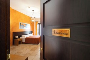 Habitació triple, diversos llits, bany privat, vistes al jardí | Minibar, escriptori, cortines opaques i wifi gratuïta