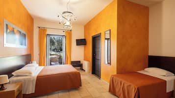 Dreibettzimmer, Mehrere Betten, eigenes Bad, Gartenblick | Minibar, Schreibtisch, Verdunkelungsvorhänge, kostenloses WLAN