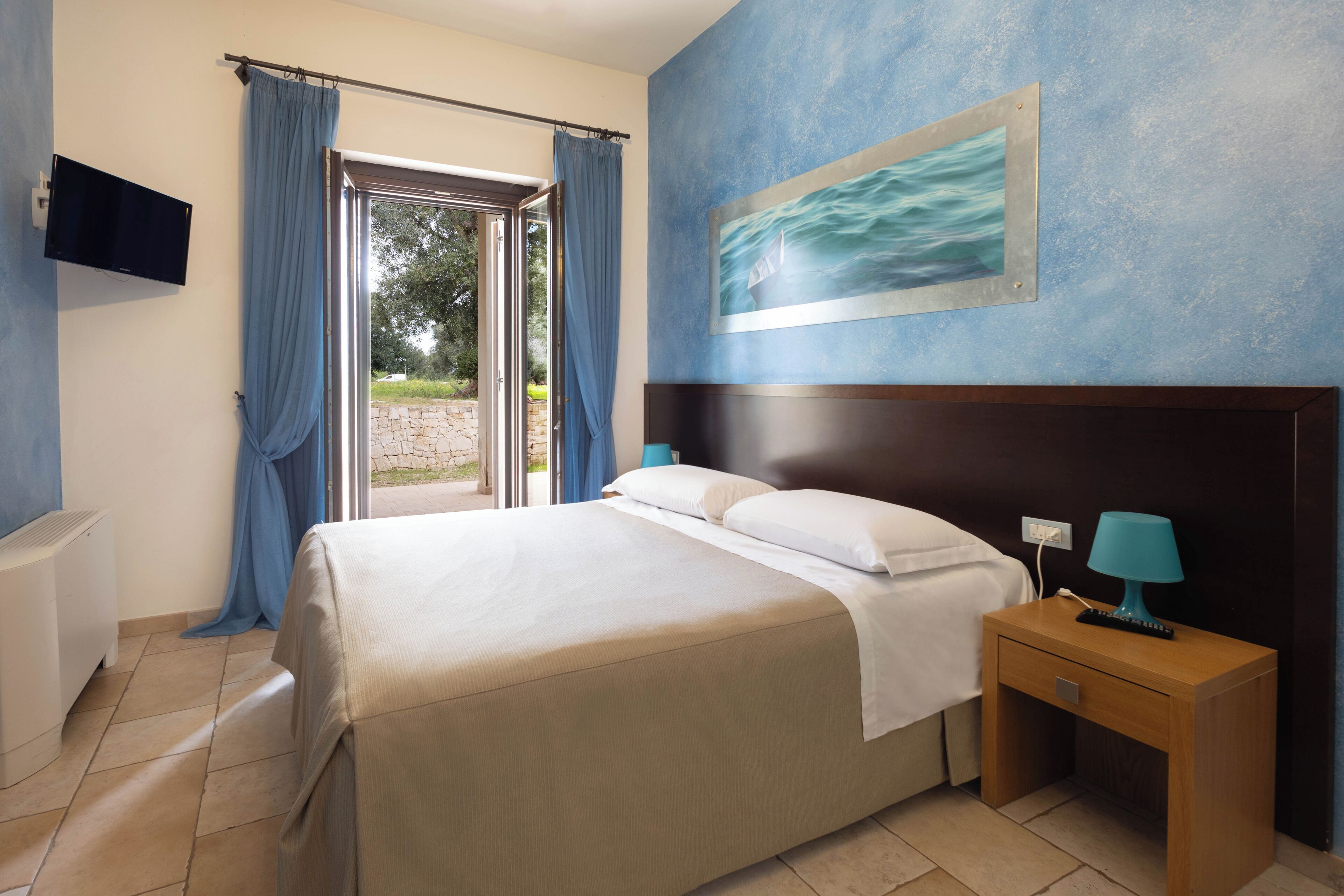 Chambre Double, 1 grand lit, salle de bains privée, vue jardin