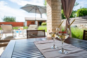 Outdoor dining - Stylish villa ****, pool, 2.5 km from the sea, barbecue, WiFi, free WiFi (Segotici)