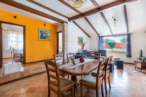 Dining - Stylish villa ****, pool, 2.5 km from the sea, barbecue, WiFi, free WiFi (Segotici)