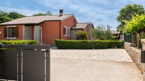 A house with a tiled roof, stone walls, and a gravel driveway. - Stylish villa ****, pool, 2.5 km from the sea, barbecue, WiFi, free WiFi (Segotici)