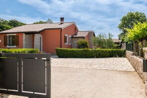 Exterior - Stylish villa ****, pool, 2.5 km from the sea, barbecue, WiFi, free WiFi (Segotici)