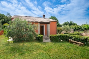 Exterior - Stylish villa ****, pool, 2.5 km from the sea, barbecue, WiFi, free WiFi (Segotici)