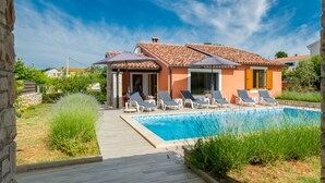 A house with a swimming pool, sun loungers, and a covered patio area. - Stylish villa ****, pool, 2.5 km from the sea, barbecue, WiFi, free WiFi (Segotici)