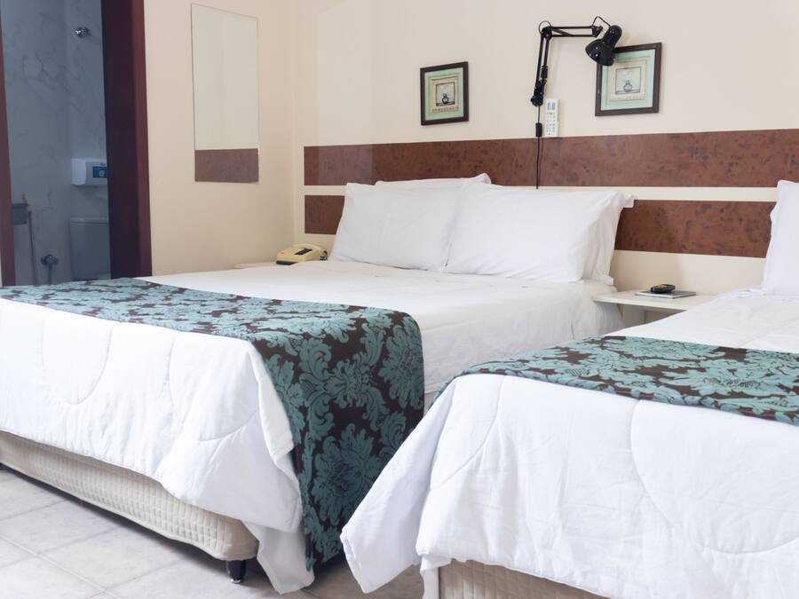 Tabla de planchar con plancha, wifi gratis y ropa de cama