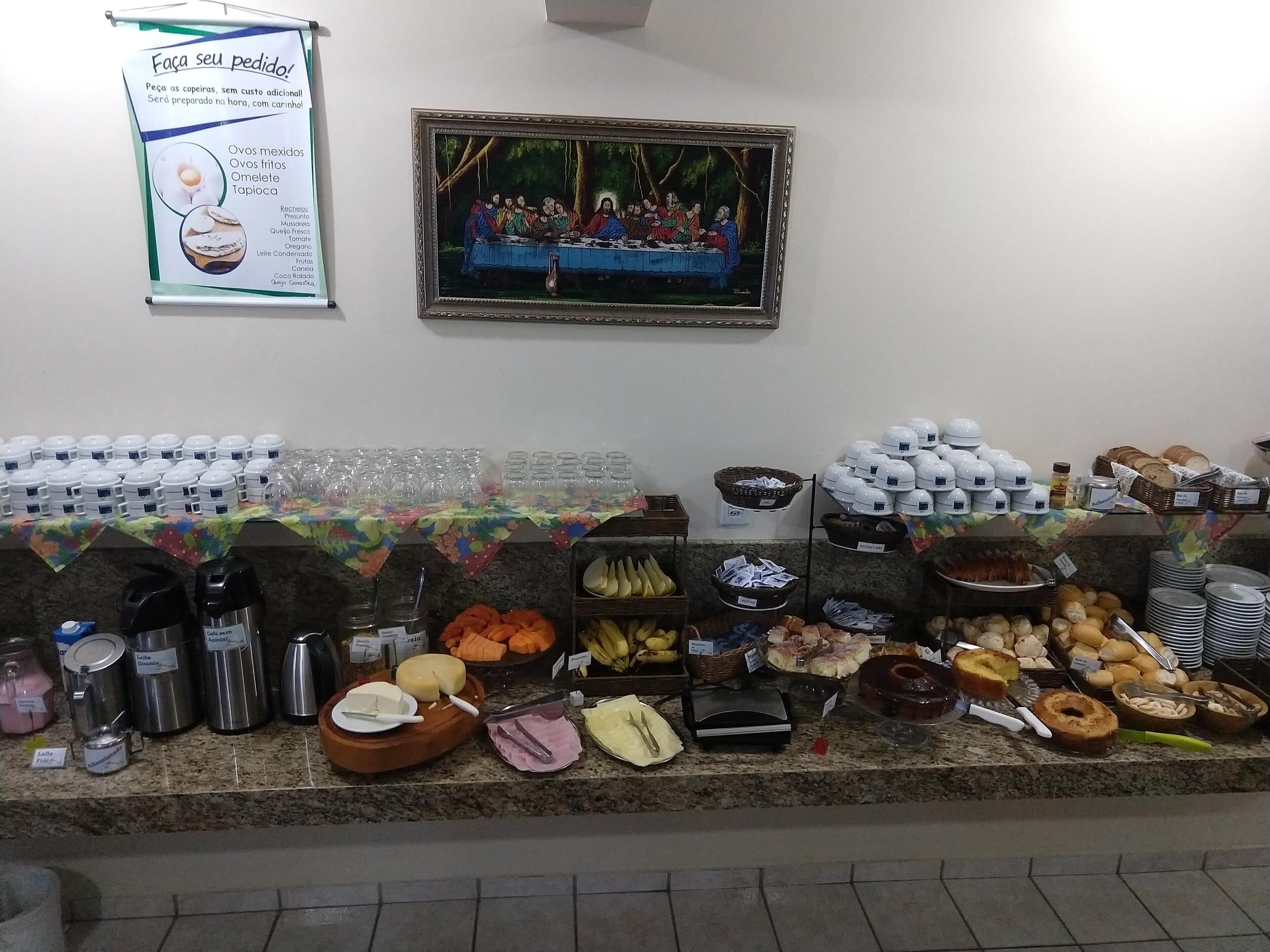 Una mesa de buffet con diversos alimentos y bebidas.