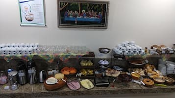 Una mesa de buffet con diversos alimentos y bebidas.