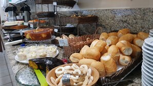 بوفيه فطور مجانًا يوميًا