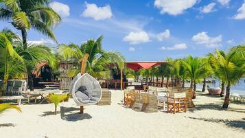 Petit déjeuner, déjeuner et dßner servis sur place, vue sur la plage