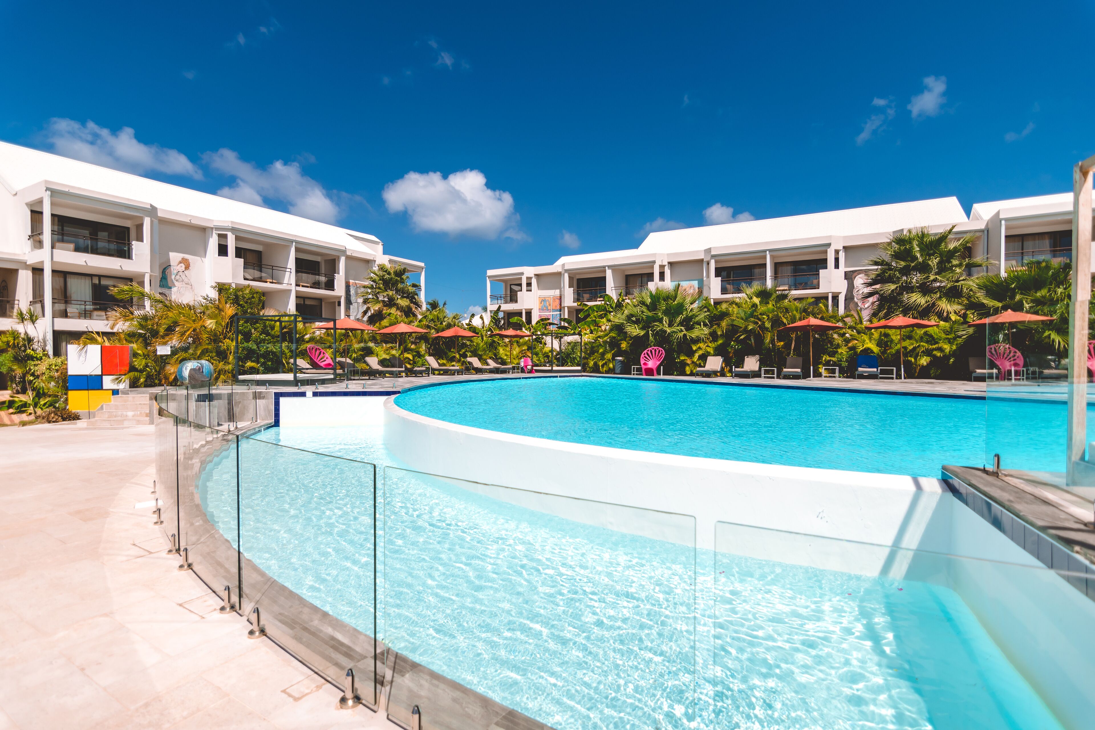 2 piscines extérieures, parasols de plage, chaises longues