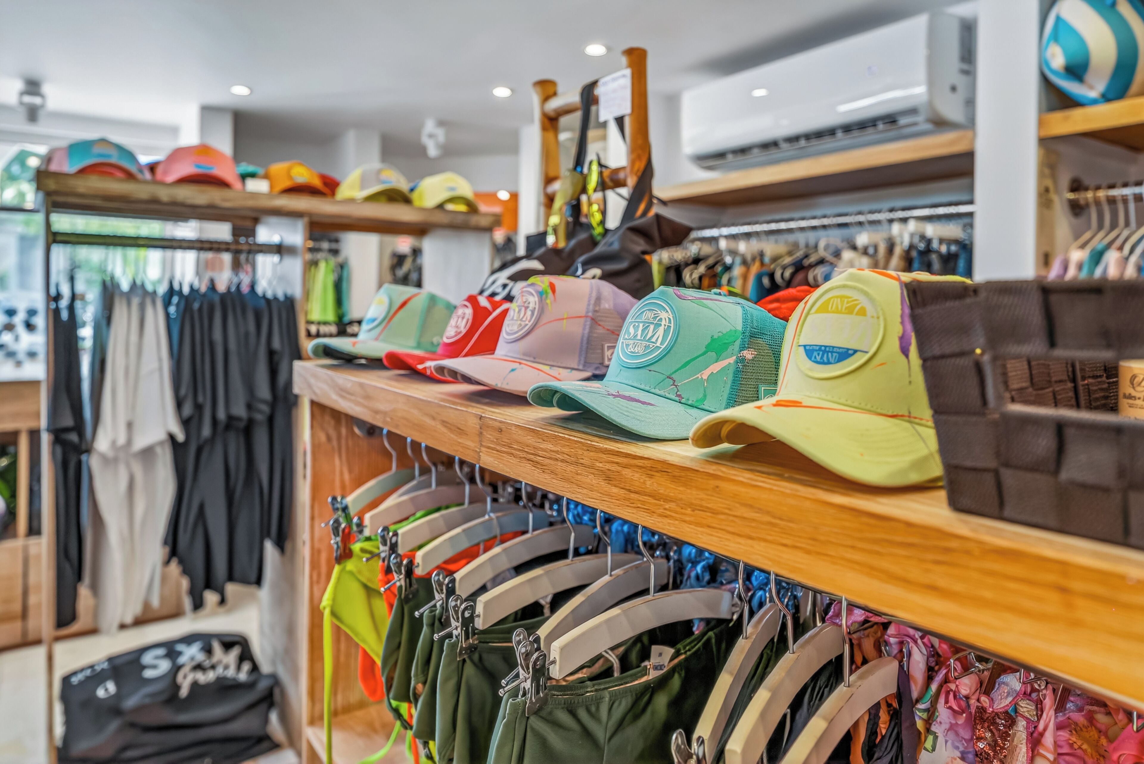 Una tienda de ropa con una variedad de sombreros y bolsos exhibidos.