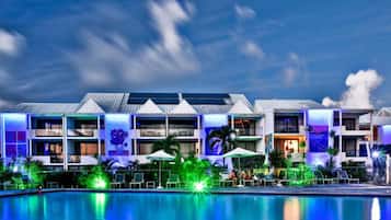 Fachada da propriedade à noite