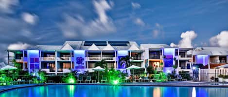 Majoituspaikan julkisivu illalla/yöllä