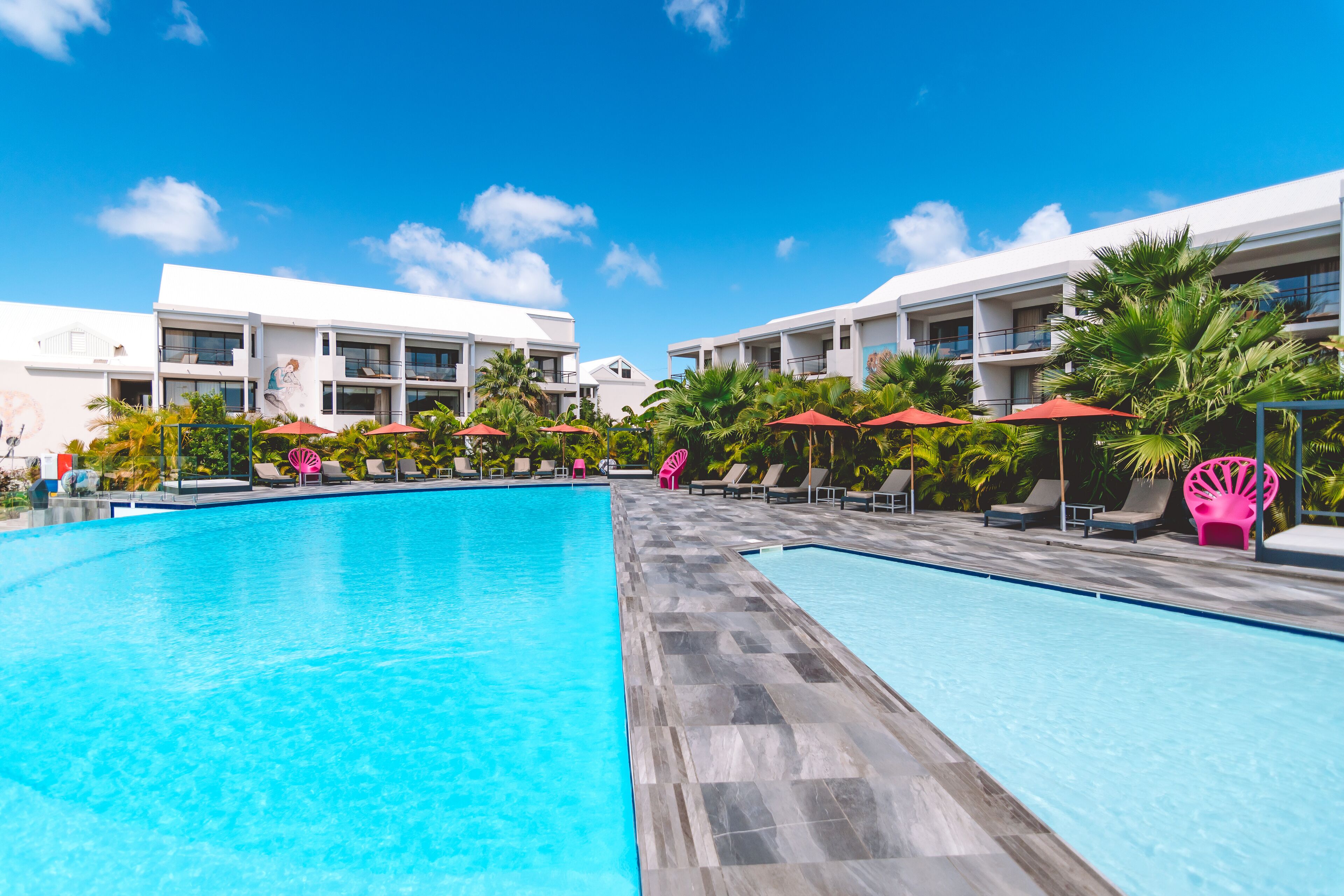 2 albercas al aire libre, sombrillas en la alberca y camastros 