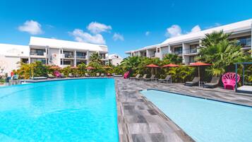 2 piscinas externas, guarda-sóis, espreguiçadeiras