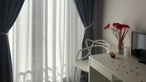 A room with a desk, chair, and a window with curtains. - Chiaia Guest House (Naples)