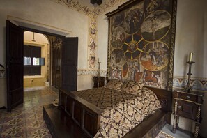 3 bedrooms, desk, iron/ironing board, travel cot