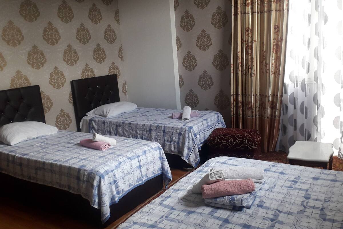 Habitación cuádruple básica, varias camas, vista a la ciudad | Habitación temática infantil
