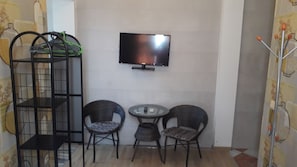 Habitación básica con 2 camas individuales, vista al patio | Wifi gratis y ropa de cama