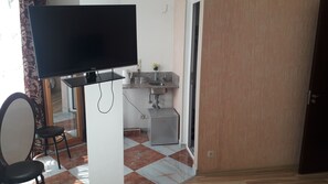 Basic Triple Room, City View