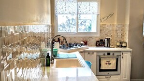 Departamento Deluxe, 1 cama Queen size, vista a la ciudad | Servicio a la habitación