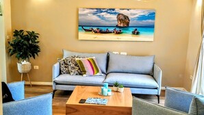 Departamento Deluxe, 1 cama Queen size, vista a la ciudad | Área de sala de estar