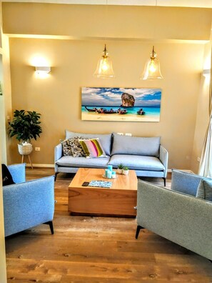 디럭스 아파트, 퀸사이즈침대 1개, 시내 전망 | 거실 공간