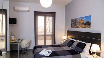 Frigobar, cofres nos quartos, cortinas blackout, quartos à prova de som