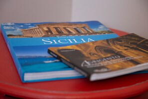 Two books titled 'Sicilia' and 'Amintore' on a red surface. - Brio Bed & Breakfast (Agrigento)
