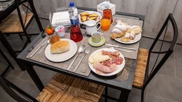 Tägliches inbegriffenes kontinentales Frühstück