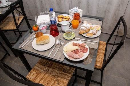 Free daily continental breakfast