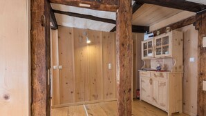 Een houten interieur met een keukenhoek, inclusief kastjes en een aanrecht.