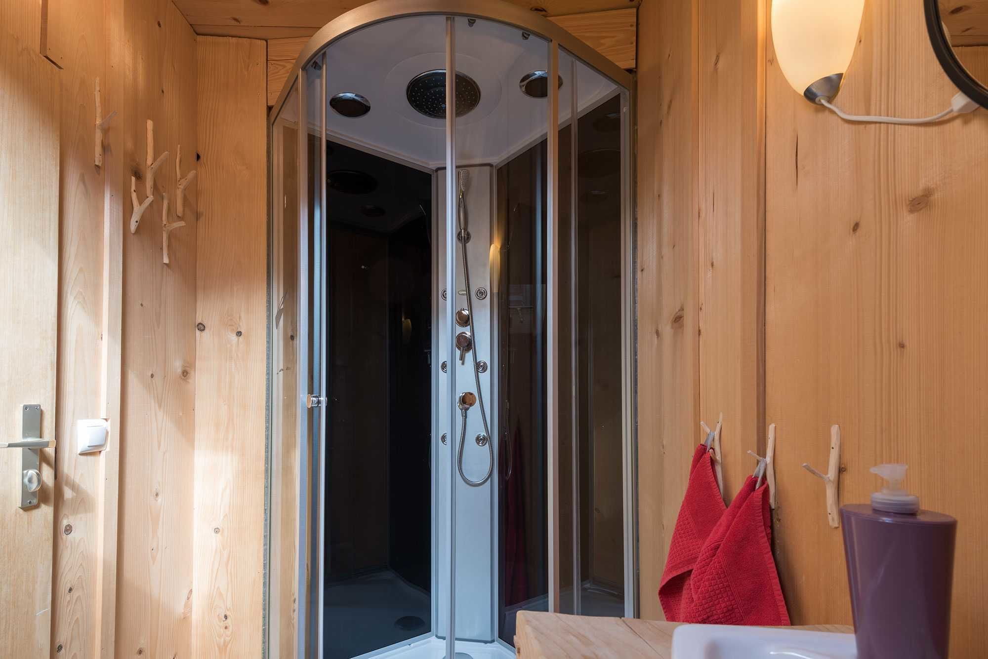 Rumah, 2 kamar tidur (incl. Cleaning & Laundry fee) | Shower kamar mandi