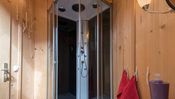 Rumah, 2 kamar tidur (incl. Cleaning & Laundry fee) | Shower kamar mandi