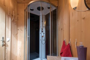 Ferienhaus, 2 Schlafzimmer (incl. Cleaning & Laundry fee) | Dusche im Bad